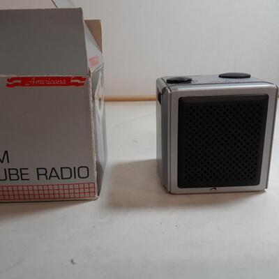 Vintage Americana AM Cube radio