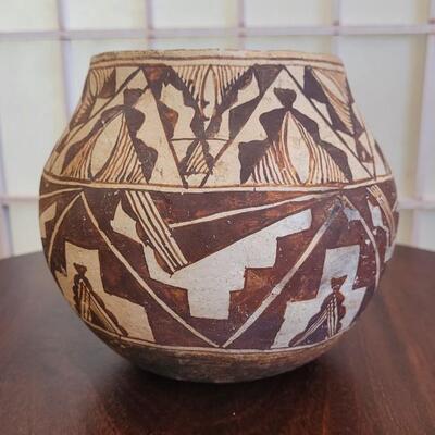 Lot 26: Antique Acoma Pueblo Pottery