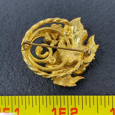 VINTAGE FAUX PEARL & GOLD TONED LEAF BROOCH