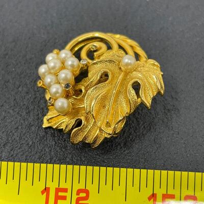 VINTAGE FAUX PEARL & GOLD TONED LEAF BROOCH