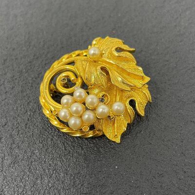 VINTAGE FAUX PEARL & GOLD TONED LEAF BROOCH