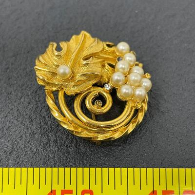 VINTAGE FAUX PEARL & GOLD TONED LEAF BROOCH