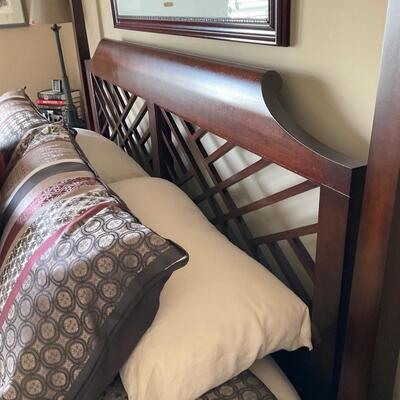 Ethan Allen Hayward King  4 Poster Bed with mattress and Bedding