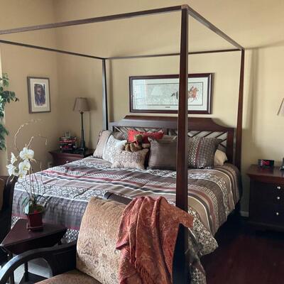 Ethan Allen Hayward King  4 Poster Bed with mattress and Bedding