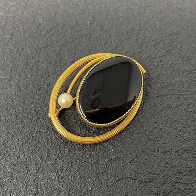 VINTAGE BLACK & GOLD TONED BROOCH