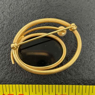 VINTAGE BLACK & GOLD TONED BROOCH