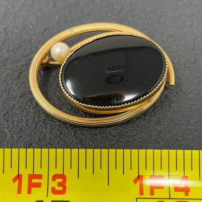VINTAGE BLACK & GOLD TONED BROOCH