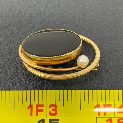 VINTAGE BLACK & GOLD TONED BROOCH