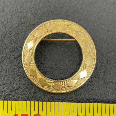 VINTAGE GOLD TONED CIRCLE BROOCH