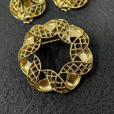 VINTAGE GOLD TONED EARRING & BROOCH SET
