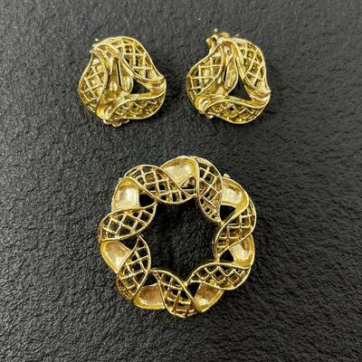 VINTAGE GOLD TONED EARRING & BROOCH SET