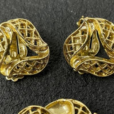 VINTAGE GOLD TONED EARRING & BROOCH SET