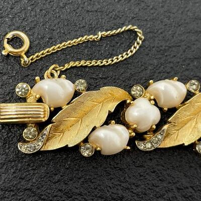 VINTAGE TRIFARI PEARL & GOLD TONED JEWELRY SET