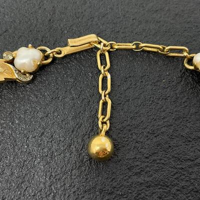 VINTAGE TRIFARI PEARL & GOLD TONED JEWELRY SET