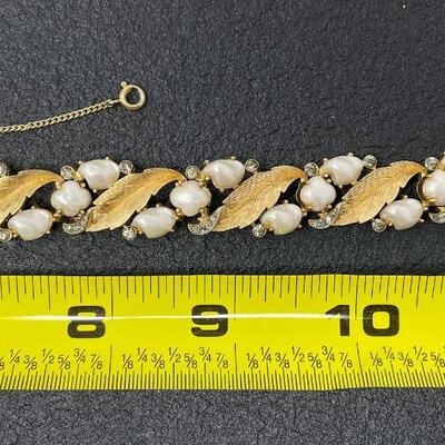 VINTAGE TRIFARI PEARL & GOLD TONED JEWELRY SET