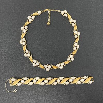 VINTAGE TRIFARI PEARL & GOLD TONED JEWELRY SET