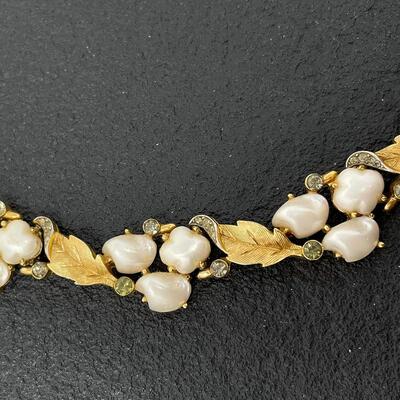 VINTAGE TRIFARI PEARL & GOLD TONED JEWELRY SET