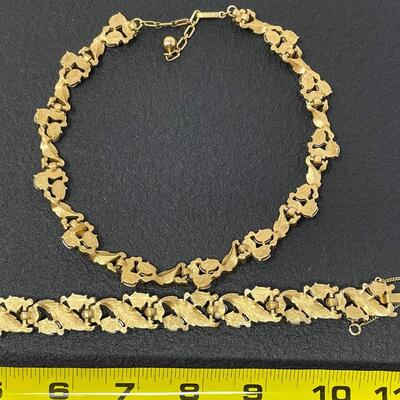 VINTAGE TRIFARI PEARL & GOLD TONED JEWELRY SET