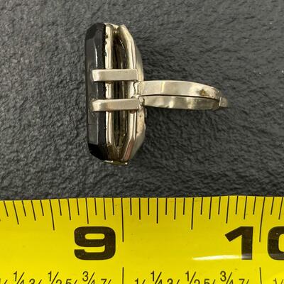 VINTAGE SILVER TONED RING W/ BLACK STONE - APPROX SIZE 7.5 (ADJUSTABLE)