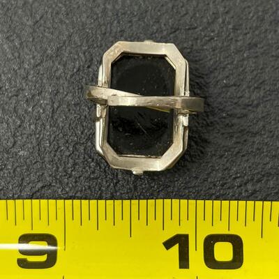 VINTAGE SILVER TONED RING W/ BLACK STONE - APPROX SIZE 7.5 (ADJUSTABLE)