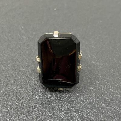 VINTAGE SILVER TONED RING W/ BLACK STONE - APPROX SIZE 7.5 (ADJUSTABLE)
