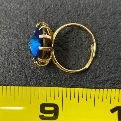VINTAGE GOLD TONED RING W/ LARGE BLUE GEM - SIZE 6.75