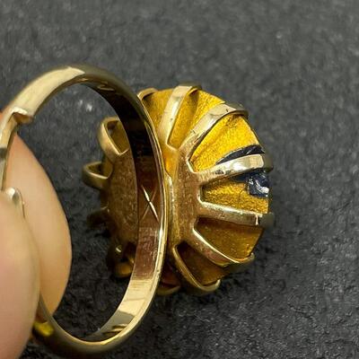 VINTAGE GOLD TONED RING W/ LARGE BLUE GEM - SIZE 6.75