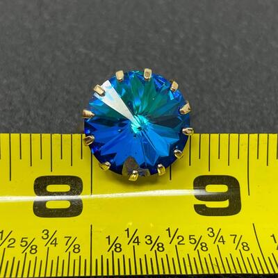 VINTAGE GOLD TONED RING W/ LARGE BLUE GEM - SIZE 6.75