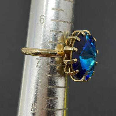 VINTAGE GOLD TONED RING W/ LARGE BLUE GEM - SIZE 6.75