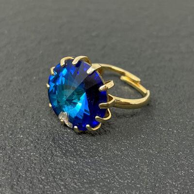 VINTAGE GOLD TONED RING W/ LARGE BLUE GEM - SIZE 6.75