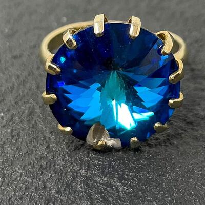 VINTAGE GOLD TONED RING W/ LARGE BLUE GEM - SIZE 6.75