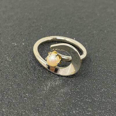 VINTAGE PEARL & SILVER TONED RING - SIZE 5
