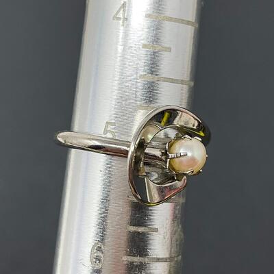 VINTAGE PEARL & SILVER TONED RING - SIZE 5