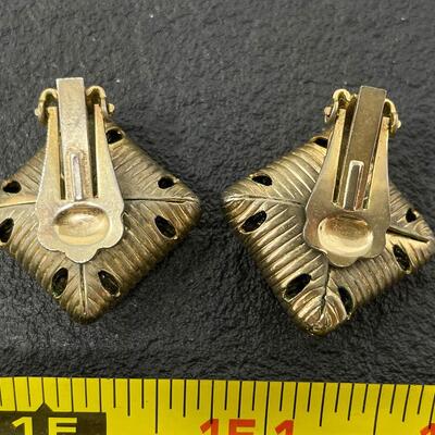 VINTAGE GOLD TONED DIAMOND SHAPED EARRINGS