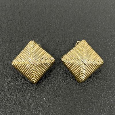 VINTAGE GOLD TONED DIAMOND SHAPED EARRINGS