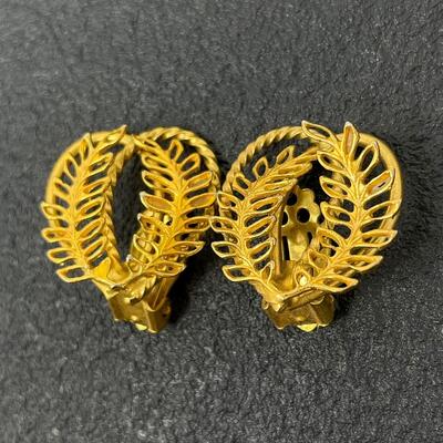 VINTAGE GOLD TONED LEAF/FERN EARRINGS