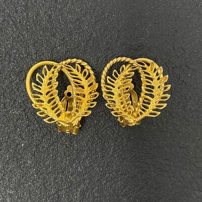 VINTAGE GOLD TONED LEAF/FERN EARRINGS