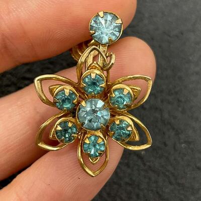 VINTAGE GOLD TONED FLOWER EARRINGS W/ BLUE STONES