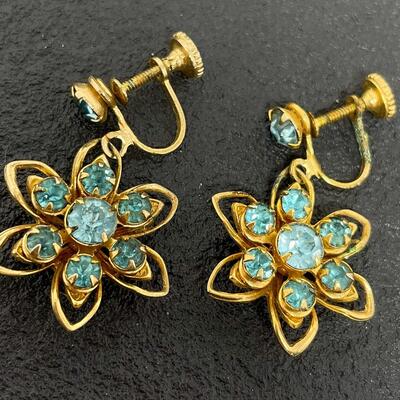 VINTAGE GOLD TONED FLOWER EARRINGS W/ BLUE STONES