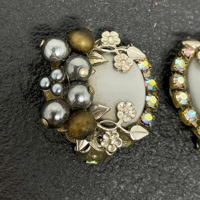 VINTAGE ORNATE EARRINGS W/ WHITE STYLE