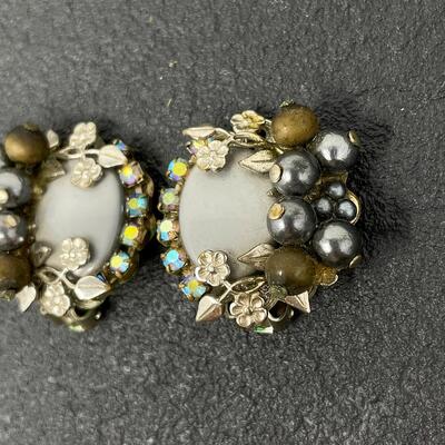 VINTAGE ORNATE EARRINGS W/ WHITE STYLE