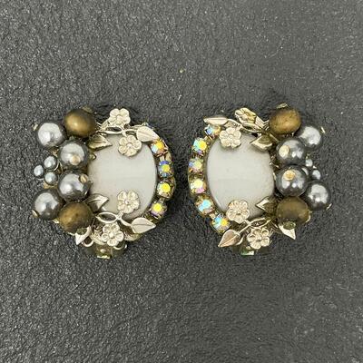 VINTAGE ORNATE EARRINGS W/ WHITE STYLE