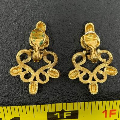 VINTAGE MONET GOLD TONED ORNATE EARRINGS