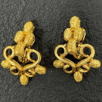 VINTAGE MONET GOLD TONED ORNATE EARRINGS