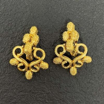 VINTAGE MONET GOLD TONED ORNATE EARRINGS