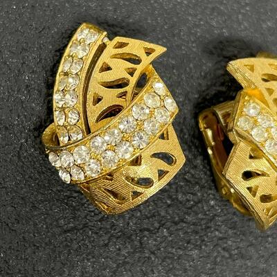 VINTAGE GOLD TONED EARRINGS W/ RHINESTONES