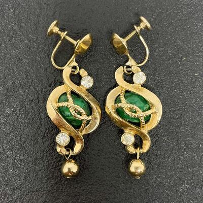 VINTAGE GOLD TONED DANGLE EARRINGS W/ GREEN STONE