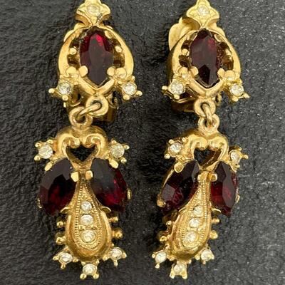 VINTAGE LUSTERN GOLD TONED EARRINGS W/ RED STONES