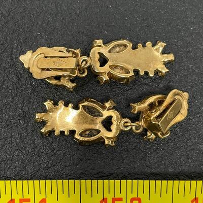 VINTAGE LUSTERN GOLD TONED EARRINGS W/ RED STONES
