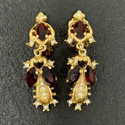 VINTAGE LUSTERN GOLD TONED EARRINGS W/ RED STONES